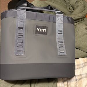 YETI camino 35 in gray
